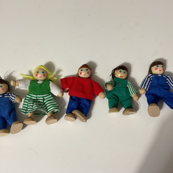 MELISSA & DOUG Dollhouse Dolls Wooden Family Set 5 Miniature Bendable - Picture 2 of 5